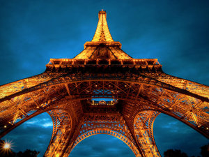 Tour Eiffel Vertical Race, en 10mn50s J. 279m de D+, 1600 marches…