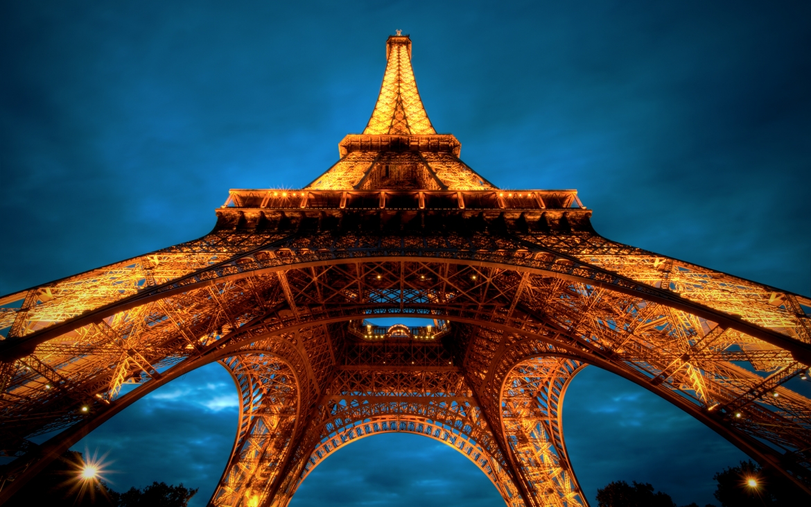 Tour Eiffel Vertical Race, en 10mn50s J. 279m de D+, 1600 marches…